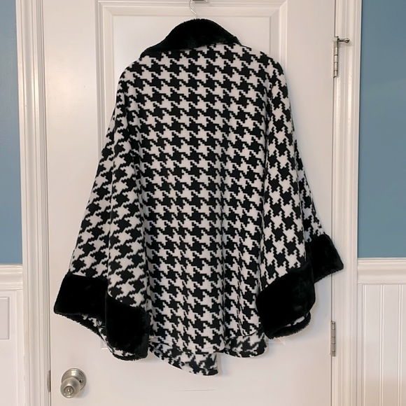 Jennifer Lauren Fuzzy Houndstooth Cape w/button closure & wide sleeves One Size - Picture 7 of 7